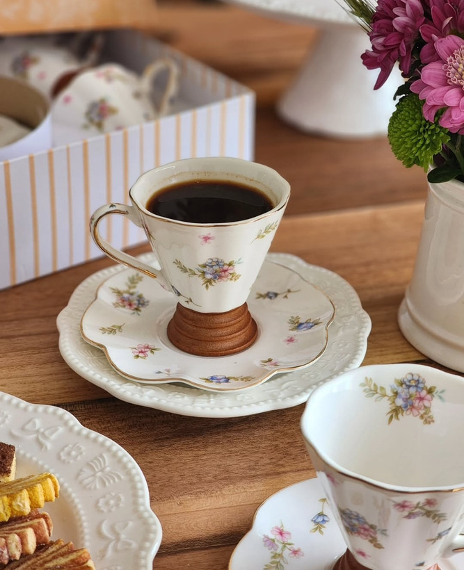 قهوه خوری گل دار پایه چوبی به همراه نعلبکی
